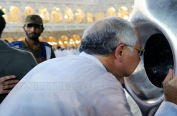 gambar najib cium batu hajar aswad