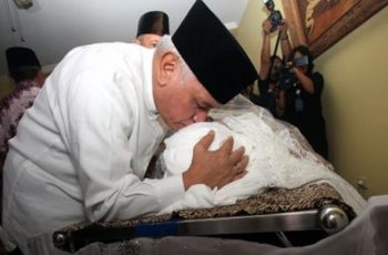 hukum suami cium jenazah isteri