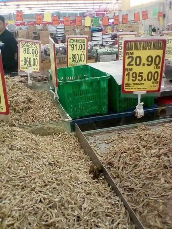 Menjijikkan! Ikan Bilis Bercampur Tahi Anjing Dalam Pasaraya di Rawang? 2 tahi