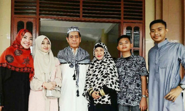 Subhanallah...Ica peluk bapa, minta diajar mengucap 2 gambar ica dan keluarga