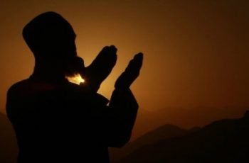 Gambar Muslim Sedang Berdoa