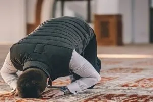 27855 ilustrasi sujud shutterstock